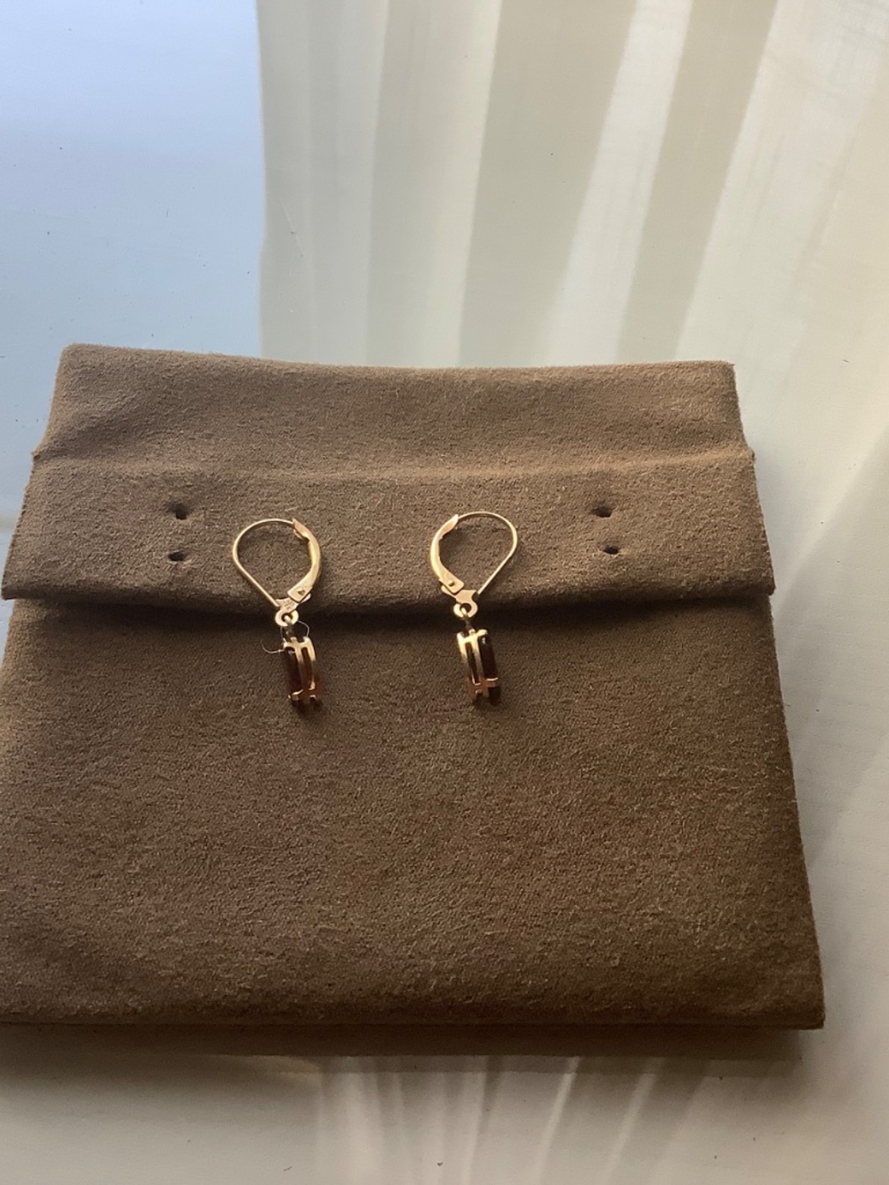 Gold drop earrings with red stone - Picture 2 of 6